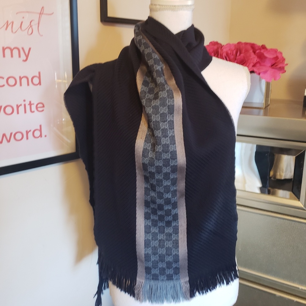 SALE AUTHENTIC Gucci GG Scarf